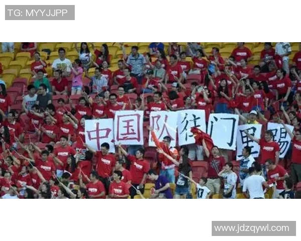 足球明星场下热情互动引爆现场观众激情瞬间回顾 足球明星场下热情互动引爆现场观众激情瞬间回顾